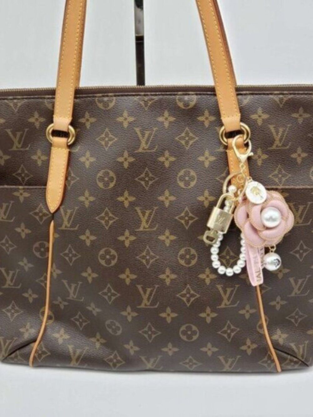 Authentic Louis Vuitton Gold Lock & Key 🔑 Bag Charm w/ Unbranded Flower Charm - Picture 3 of 9